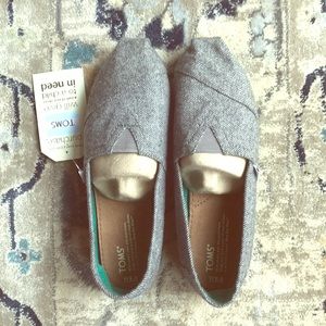 TOMS SHOES